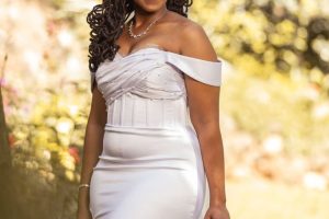 Sleeveless white mermaid wedding dress with off shoulder sleeves.