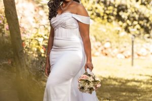 Sleeveless white mermaid wedding dress with off shoulder sleeves.