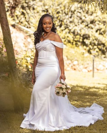 Sleeveless white mermaid wedding dress with off shoulder sleeves.